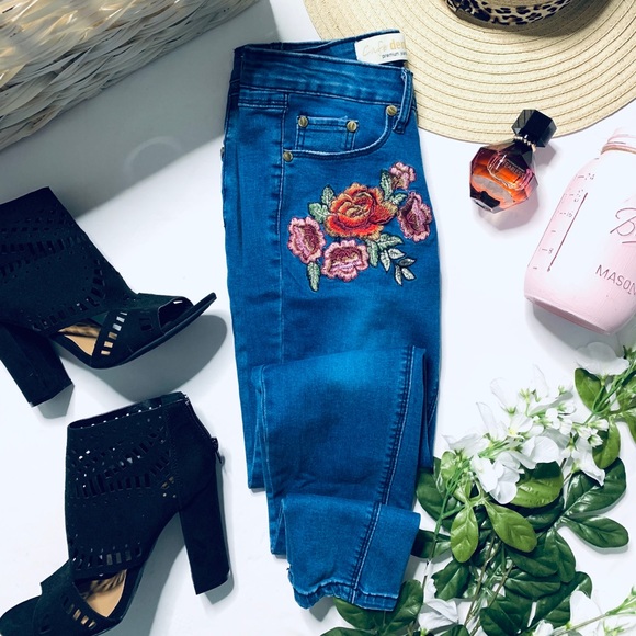 cafe denim Denim - 🌟4 for $20 NWOT floral embroidered skinny jeans